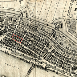 <p>Kaart van Johannes Blaeu uit 1640-1650. Opvallend is dat de bouwblokken als vrijstaande eenheden in de stad weergegeven zijn. In werkelijkheid heeft de Oudestraat juist opmerkelijk gesloten straatwanden met daarin slechts enkele straten en steegjes. Rood omkaderd het bouwblok waarin Oudestraat 34 is gelegen (Stadsarchief Kampen). </p>
